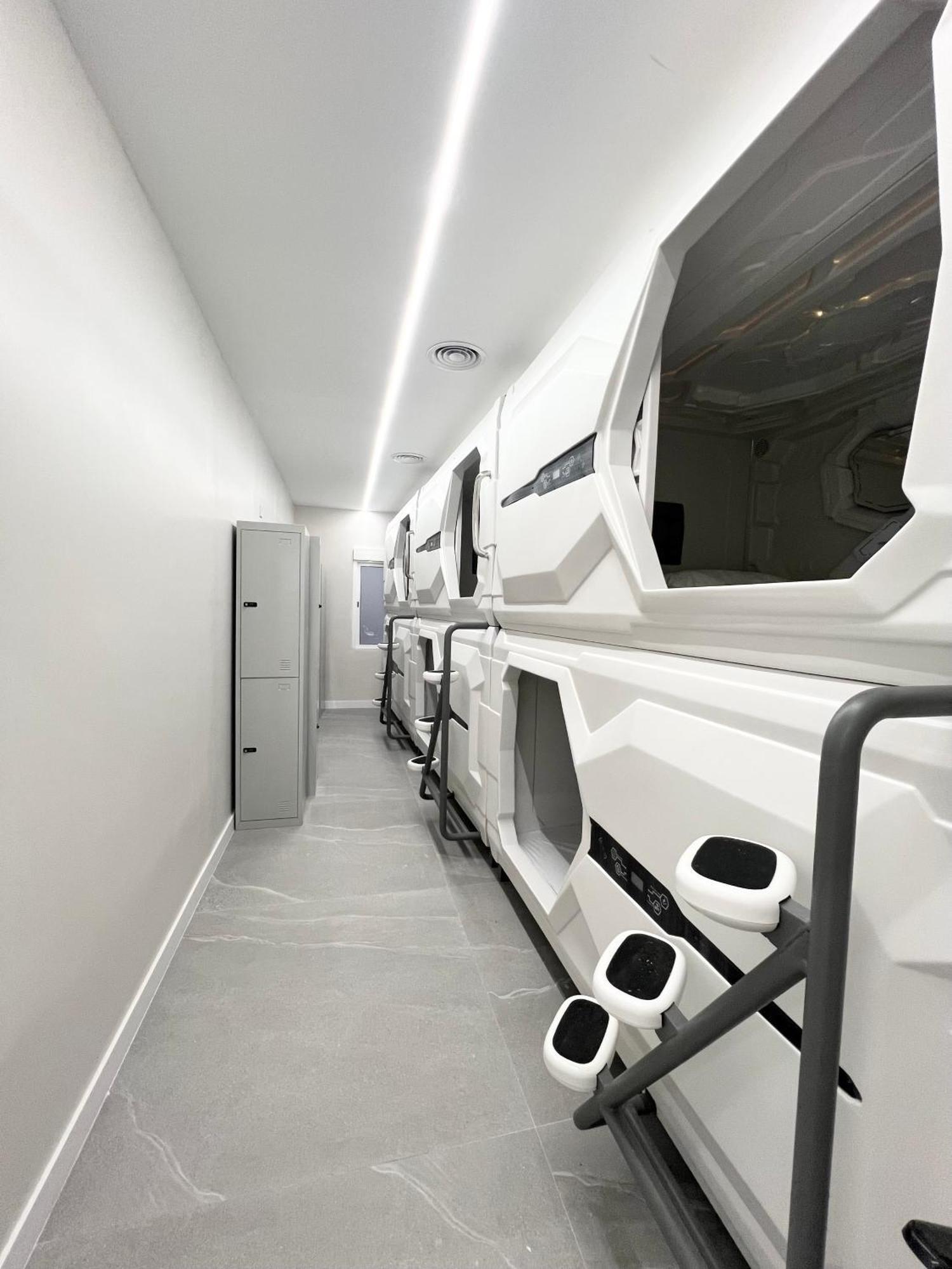 Hostel Space Capsule 马德里 外观 照片